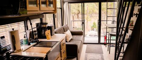 Réfrigérateur, micro-ondes, four, plaque de cuisson