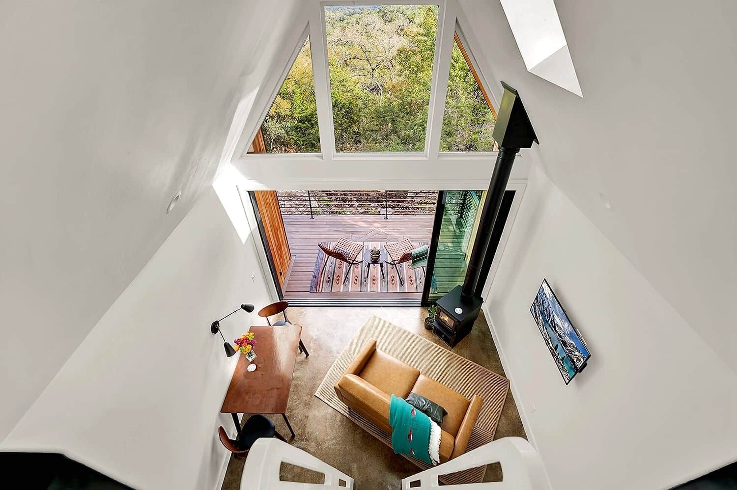 Televisión y chimenea 