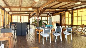 Daily continental breakfast (XPF 1500.00 per person)