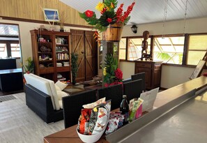 Lobby sitting area - Te Manu Lodge Tikehau (Tikehau)