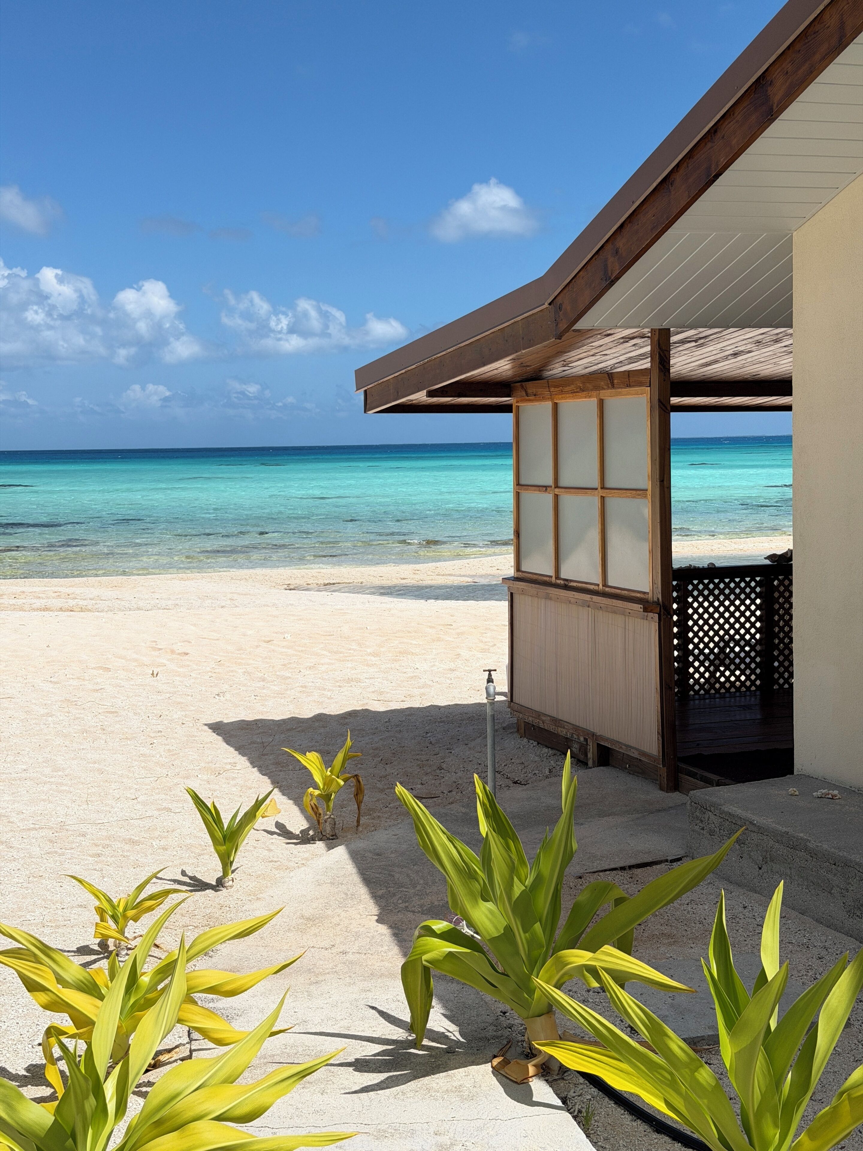 Un bâtiment situé au bord de la plage, avec vue sur l’océan.