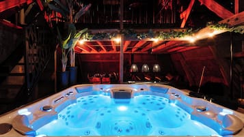 Luxury Suite | Indoor spa tub
