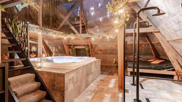 Luxury Suite | Bathroom | Slippers