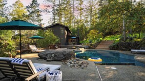 A modern house with a swimming pool, surrounded by trees and outdoor furniture. - 10-acre Wellness Retreat, Pool, Sauna, Ceremony Tent Fable Sonoma by Avantstay (Santa Rosa)