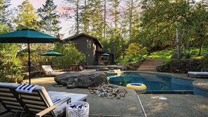 A modern house with a swimming pool, lounge chairs, and a deck. - 10-acre Wellness Retreat, Pool, Sauna, Ceremony Tent Fable Sonoma by Avantstay (Santa Rosa)