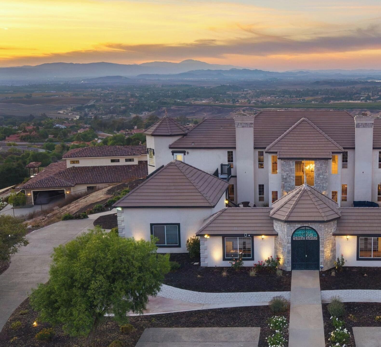 House (5 Bedrooms) | Front of property