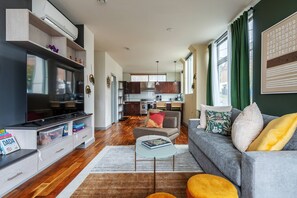 Living area - 3BR | Rooftop&Yard | West Seattle | Sophari Home A (Seattle)