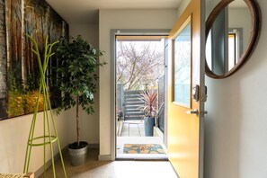 Interior - 3BR | Rooftop&Yard | West Seattle | Sophari Home A (Seattle)