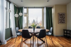 Dining - 3BR | Rooftop&Yard | West Seattle | Sophari Home A (Seattle)