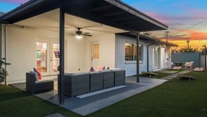 A covered patio area with outdoor seating, a ceiling fan, and a view of the sunset. - Scottsdale Retreat w/ Private Pool, Outdoor Dining & Close to Old Town Fun Casa Cambridge by Avantstay (Scottsdale)
