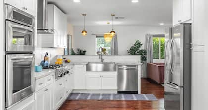 Scottsdale Retreat w/ Private Pool, Outdoor Dining & Close to Old Town Fun Casa Cambridge by Avantstay