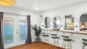 A room with a vanity area, four green bar stools, and a large mirror with a gold frame. - Scottsdale Retreat w/ Private Pool, Outdoor Dining & Close to Old Town Fun Casa Cambridge by Avantstay (Scottsdale)