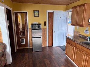 Private kitchen - Cabin 1 Bedroom - Room 7 - A non - smoking room with a full sized bed. (Silver Lake)
