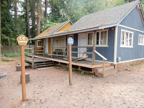 Cabin 2 Bedrooms - Room 8 - A non - smoking room with two queen sized beds.