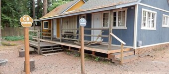 Cabin 2 Bedrooms - Room 8 - A non - smoking room with two queen sized beds.