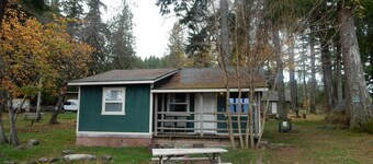 Cabin 2 Bedrooms - Room 11 - A non - smoking room with two queen sized beds.