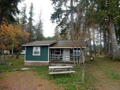 Cabin 2 Bedrooms - Room 11 - A non - smoking room with two queen sized beds.