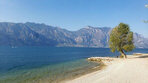Sun-loungers - Lake Garda View • Historic Villa Apartment + Pool (Torri del Benaco)