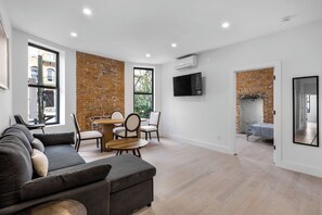 Living area - Beautiful 4-bedroom in Brooklyn quick commute to downtown Manhattan (Brooklyn)