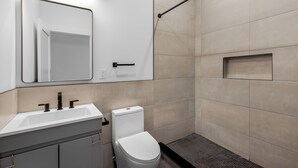 シャワー、ヘアドライヤー、石鹸、トイレットペーパー