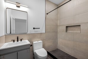 Doccia, asciugacapelli, sapone, carta igienica