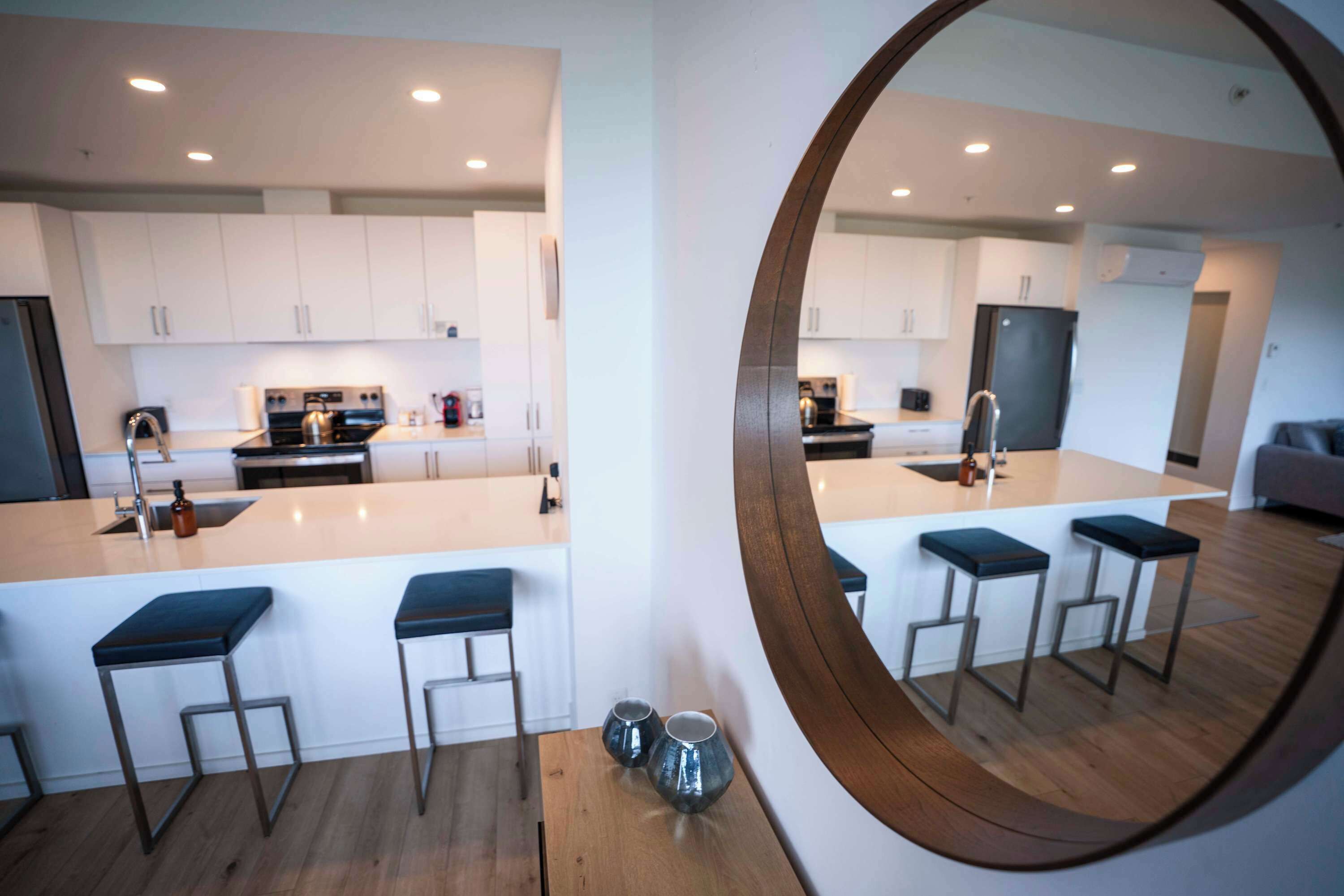 冷蔵庫、電子レンジ、オーブン、コンロ