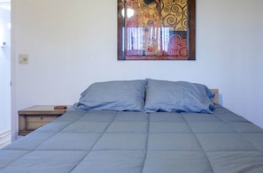 2 bedrooms, desk, travel crib - Mesa Getaway Home In Central Location (Mesa)