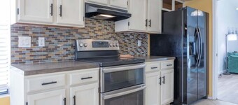 Gilbert Home, Private fenced Pool, Prime Location!