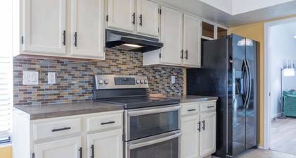 Gilbert Home, Private fenced Pool, Prime Location!