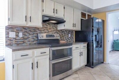 Gilbert Home, Private fenced Pool, Prime Location!