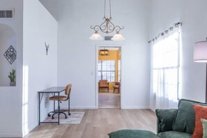 Televisión y oficina 