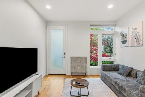 Living area - Modern 3bd Townhome w/ Roof Top Deck by Downtown (Seattle)