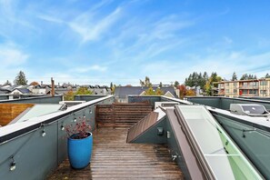 Property grounds - Modern 3bd Townhome w/ Roof Top Deck by Downtown (Seattle)