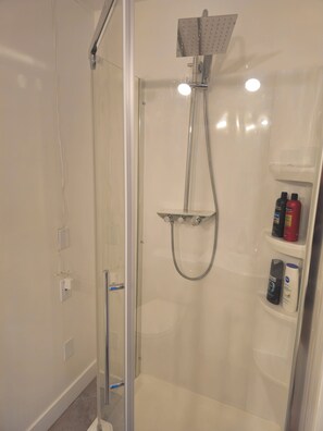 Shower, towels, soap, toilet paper - 12 min to downton Quebec city, 10 min the waterfall Québec city, near the mall. (Québec)
