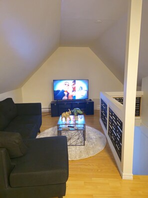 Living area - 12 min to downton Quebec city, 10 min the waterfall Québec city, near the mall. (Qu ébec)