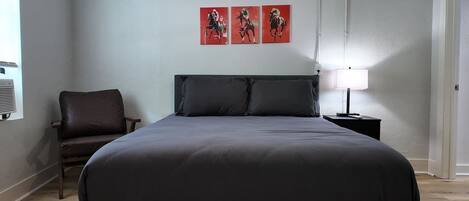 Escritorio, wifi gratis, ropa de cama