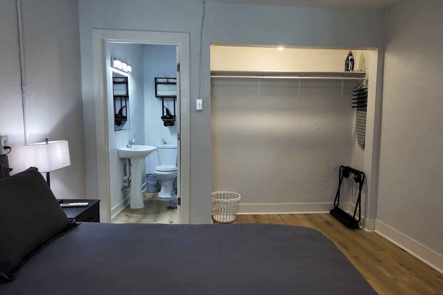 Een bureau, gratis wifi, beddengoed