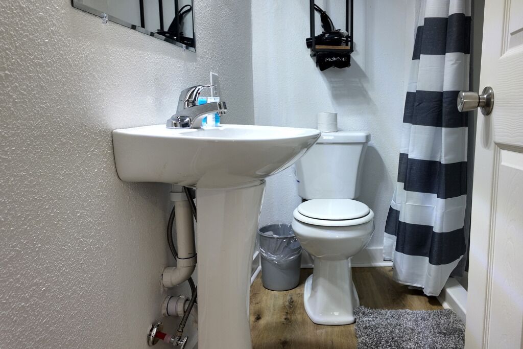 Een douche, handdoeken, zeep, toiletpapier