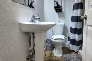 Dusch, handdukar, tvål och toalettpapper