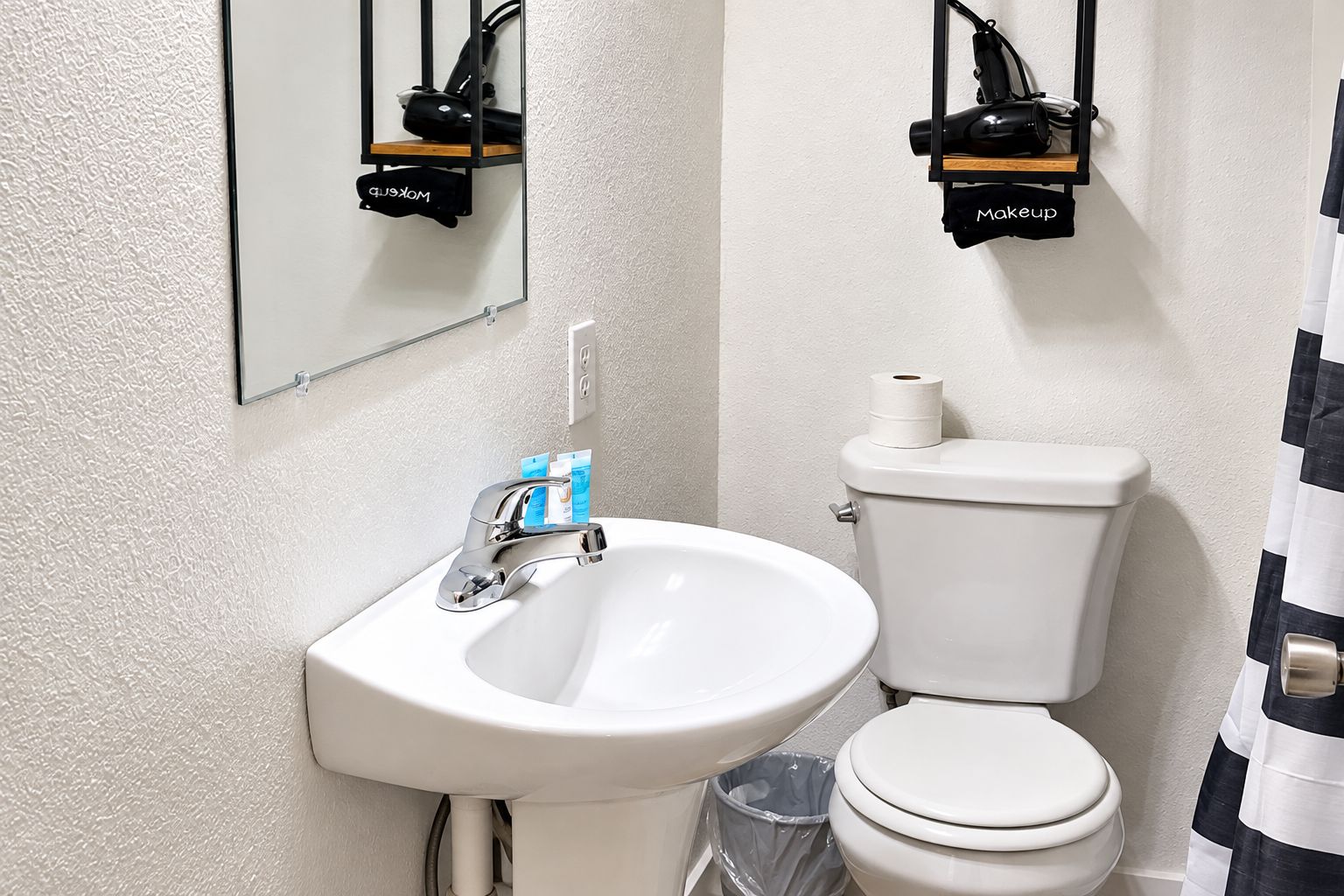 Douche, séchoir à cheveux, serviettes fournies