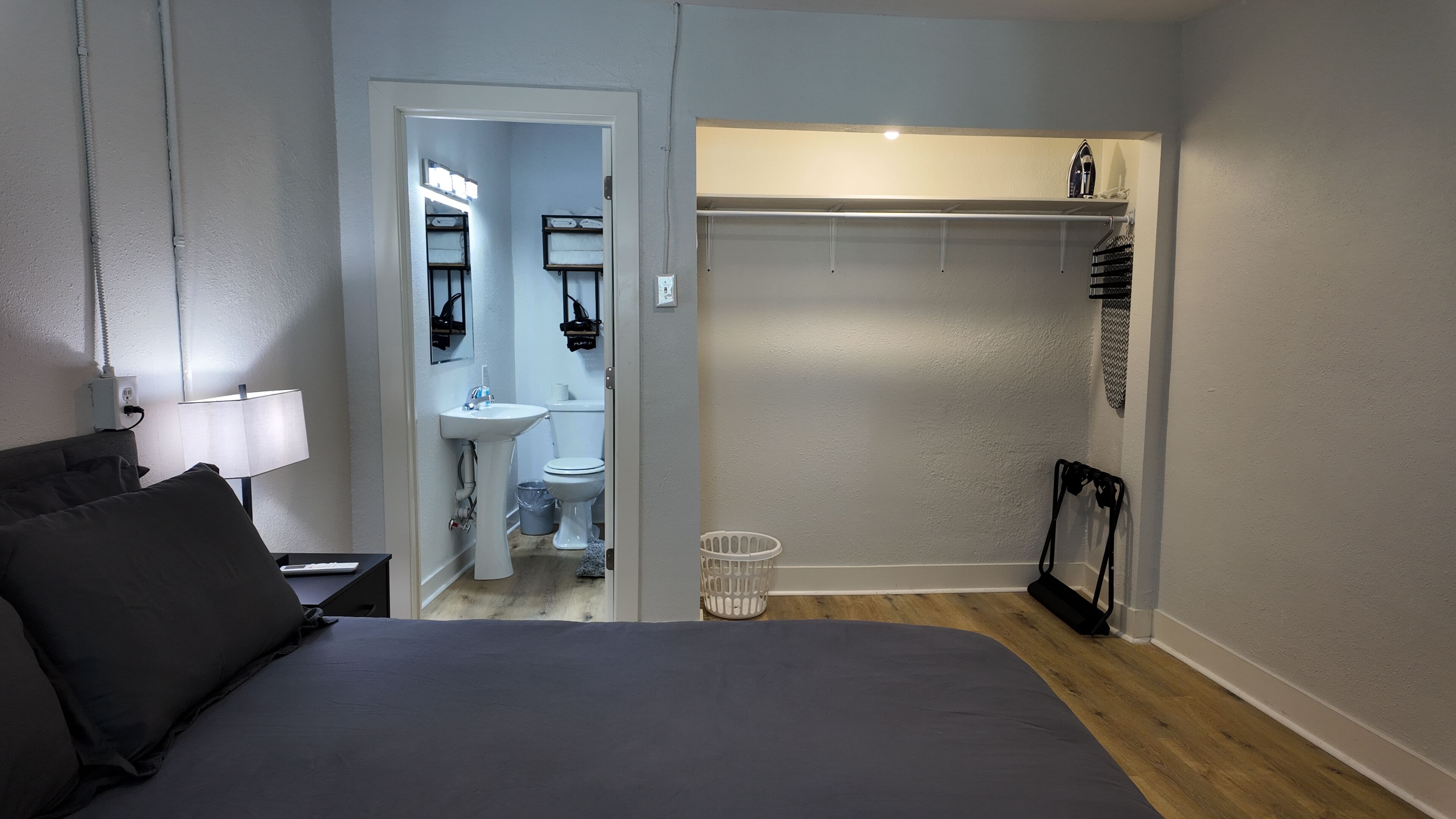 Escritorio, wifi gratis y ropa de cama 