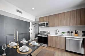 Fridge, microwave, oven, stovetop - Party in Gaslamp! Chic 2br, Sleeps 6, Best Area! (San Diego)