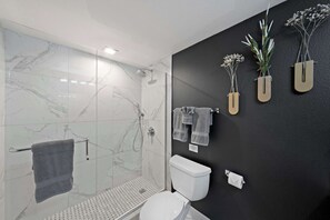 Dusche, Haartrockner, Handtücher, Shampoo