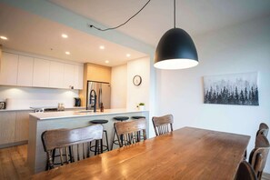 Dining - 107 | Chic Condo | Stunning View & Quiet (Baie-Saint-Paul)