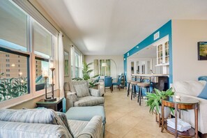 TV, books - Clearwater Beach Condo with Stunning Views (Clearwater)