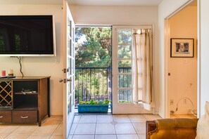 TV, offices - Quiet LA Retreat with Pool and Patio (Los Angeles)