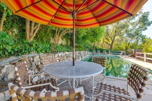 Outdoor dining - Quiet LA Retreat with Pool and Patio (Los Angeles)