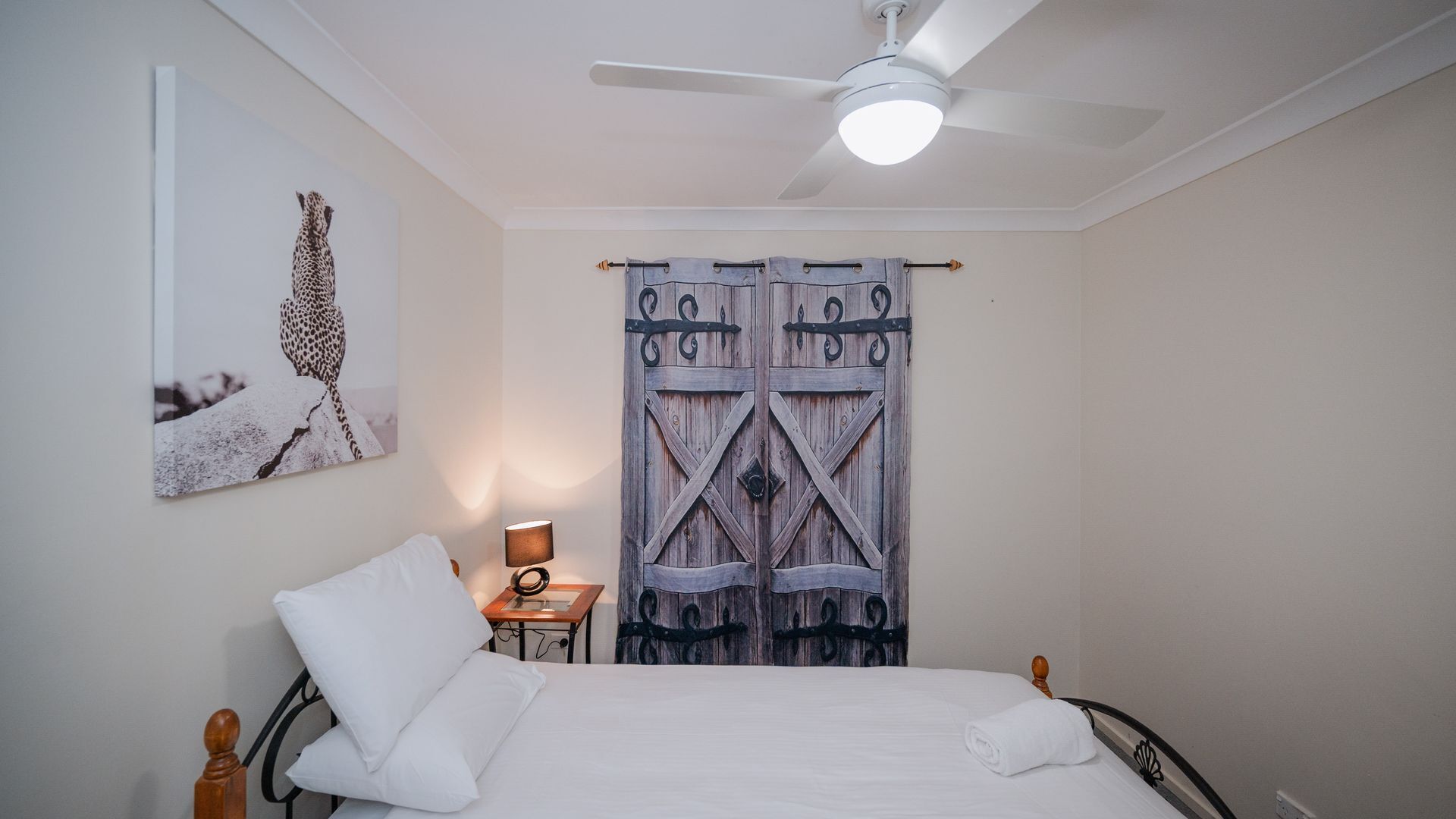 4 bedrooms, iron/ironing board, bed sheets