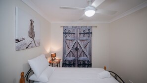 Iron/ironing board, bed sheets - Spacious 4-Bedroom Rural Retreat in Moonbi – Bring Your Horses! (Moonbi)