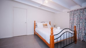 Iron/ironing board, bed sheets - Spacious 4-Bedroom Rural Retreat in Moonbi – Bring Your Horses! (Moonbi)